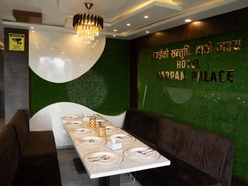 레스토랑, Hotel DARPAN PALACE in 일람