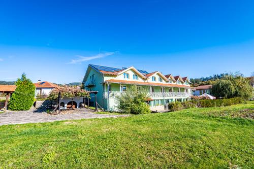 Семеен хотел 1876 in เอพริลตซิ