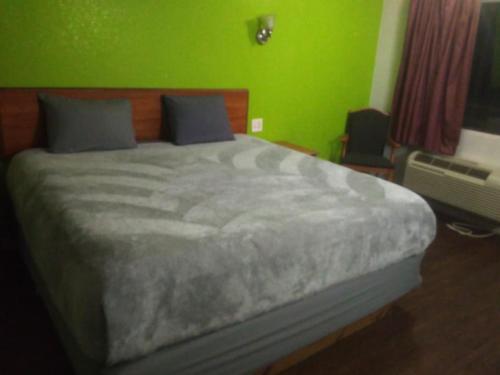 Hotel King Bed Hotel Studio 210 in Livingston, USA