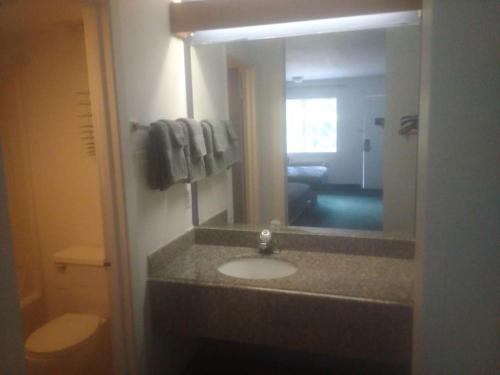 Hotel King Bed Hotel Studio 210 in Livingston, USA