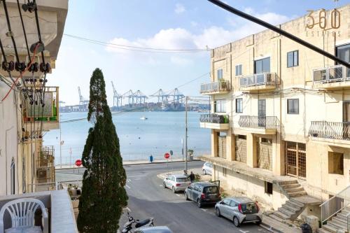 Charming 3BR Apt with Breathtaking Sea Views by 360 Estates, Birżebbuġa (zdjęcie 2)