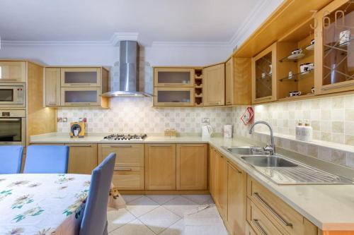 Charming 3BR Apt with Breathtaking Sea Views by 360 Estates, Birżebbuġa (zdjęcie 5)