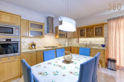 Charming 3BR Apt with Breathtaking Sea Views by 360 Estates, Birżebbuġa (zdjęcie 3)