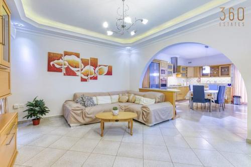 Charming 3BR Apt with Breathtaking Sea Views by 360 Estates, Birżebbuġa (zdjęcie 9)