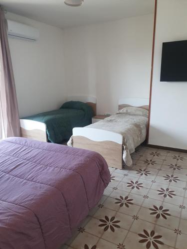 1 double bed, 3 twin beds