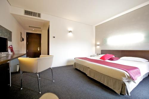 Standard Double Room image 9