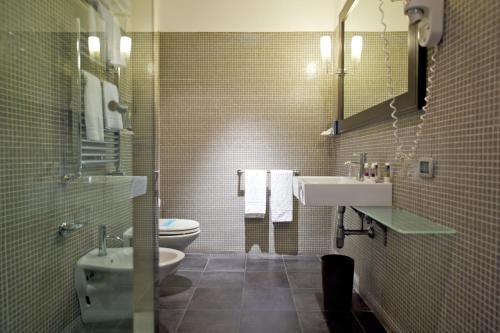 Standard Double Room image 10