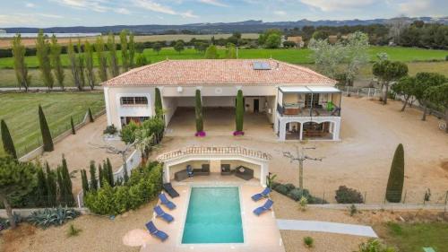 Vacation rental with pool and Jacuzzi, close to Arles - sleeps 10