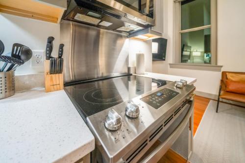 Bright and Modern Studio in Louisville # 403 - image 11
