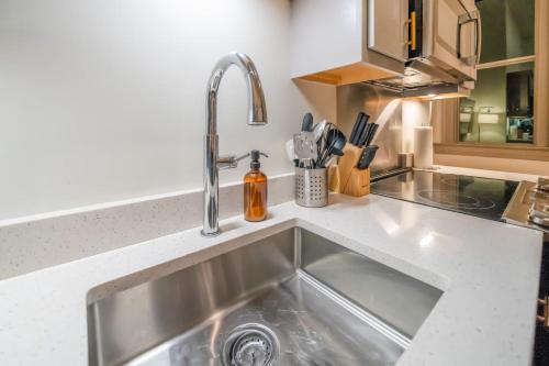 Bright and Modern Studio in Louisville # 403 - image 6