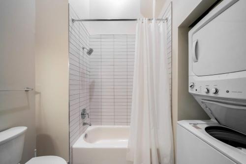 Bright and Modern Studio in Louisville # 403 - main image