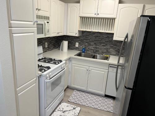 Spacious, private apartment for a comfortable stay in Mid-City