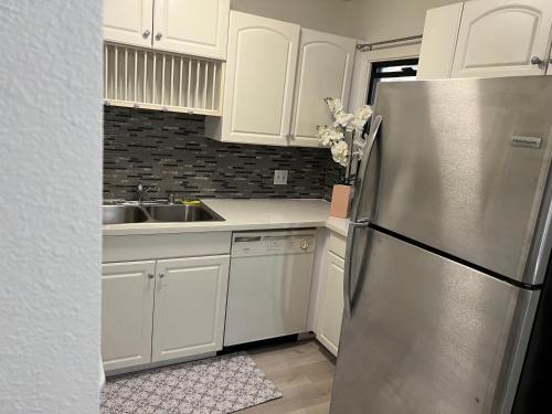 Spacious, private apartment for a comfortable stay in Mid-City