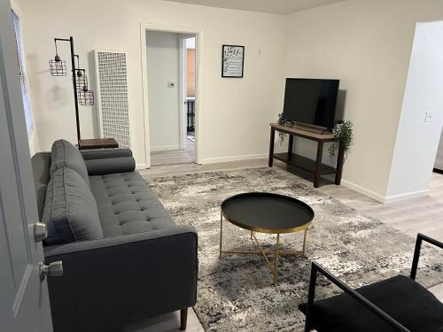 Spacious, private apartment for a comfortable stay in Mid-City