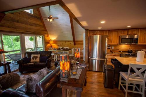 Rustic Luxurious A-Frame with Jacuzzi Fast Internet in Robbinsville, USA