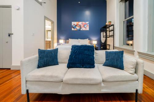 Bright and Modern Studio in Louisville # 404 in Louisville, USA