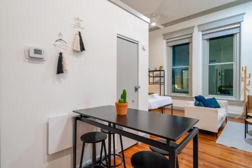 Bright and Modern Studio in Louisville # 404 in Louisville, USA