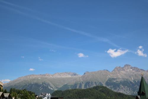 Apartment with Mountain View image 1