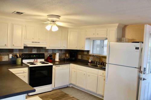 Lakefront Dock Fire Pit Sleeps 8 in Nocona, USA