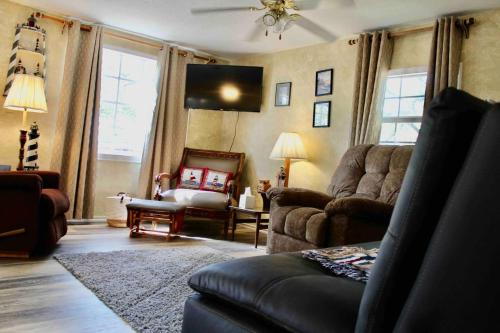 Lakefront Dock Fire Pit Sleeps 8 in Nocona, USA