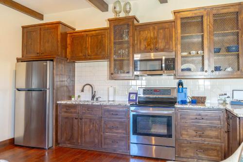 Muenster Escape Walk To Downtown W Balcony Views in Muenster (TX)