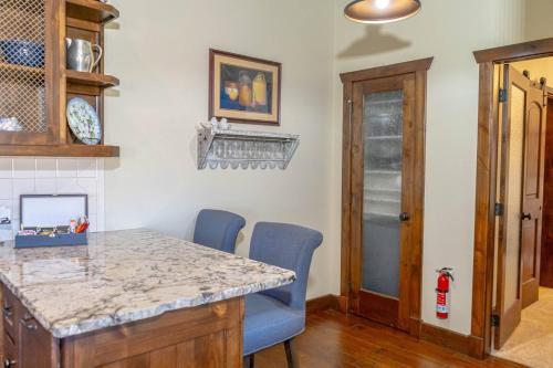 Muenster Escape Walk To Downtown W Balcony Views in Muenster (TX)