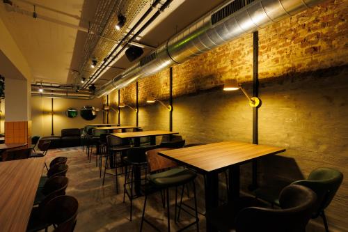 Паб/Коктейль-бар, Little Monkey Hostel in Енсхеде