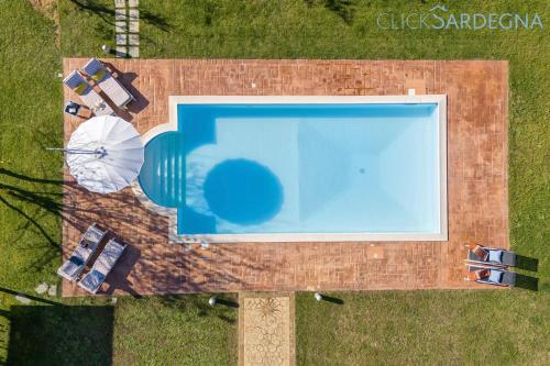 Large Villa Mediterranea in the heart of Coral Shore with swimming pool large garden with palm trees