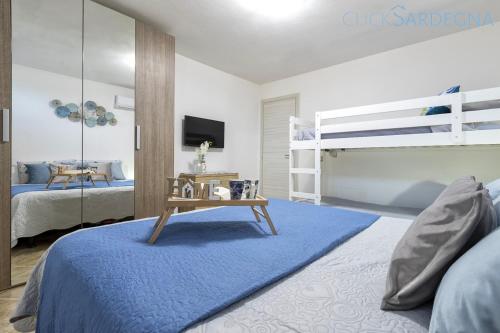 Large Villa Mediterranea in the heart of Coral Shore with swimming pool large garden with palm trees