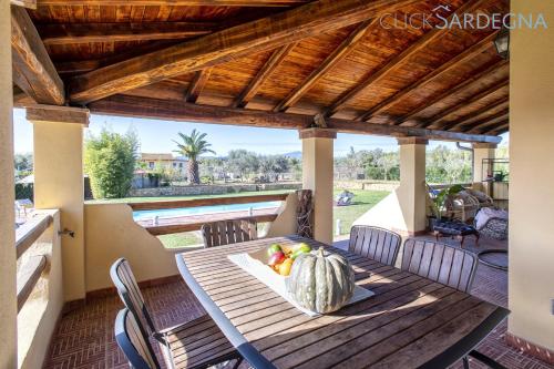 Large Villa Mediterranea in the heart of Coral Shore with swimming pool large garden with palm trees