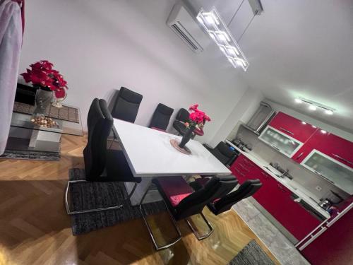 Deluxe Apartment Romana Top Centar with Balcony - image 2