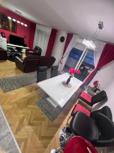 Deluxe Apartment Romana Top Centar with Balcony - image 3