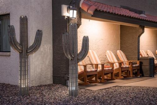 145 Fully Furnished 1BR Suite-Pet Friendly - image 2