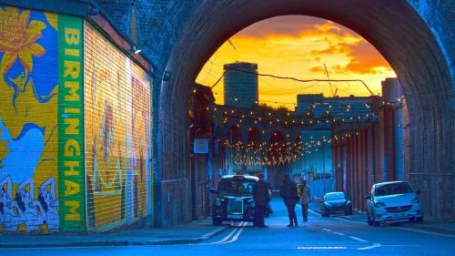 Hen and Stag Pad, Large Group Accom Digbeth Sleeps 24 - Birmingham