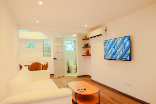 Newly Remodeled 5BR House with Pool and King Beds in Punta Paitilla