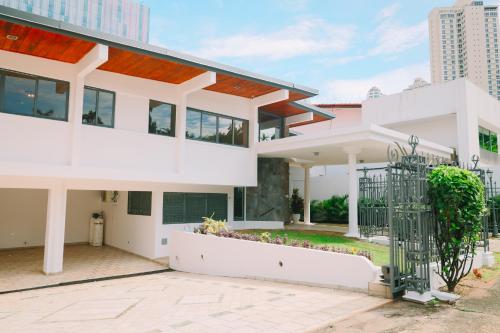 Newly Remodeled 5BR House with Pool and King Beds in Punta Paitilla