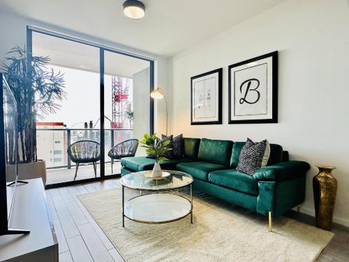 Luxury 2BR 2BA Downtown Apartment Next to Cruise Terminals, Kaseya Center & Bayside in Miami, USA