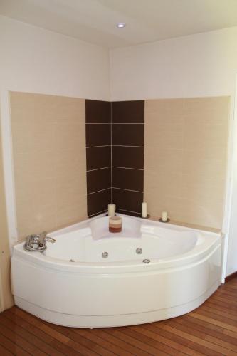 Bathroom, Lou Bastido in Chateau-Gombert