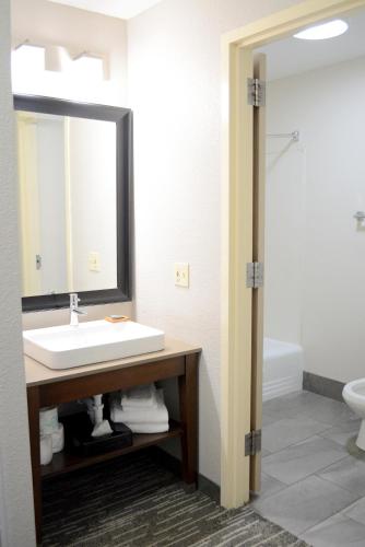 克林顿港乡村套房酒店