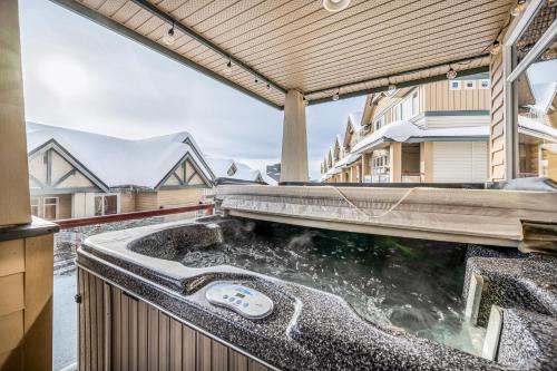 Treetop Getaway, Ski In and Out, Sleeps 10 in Big White, Canada