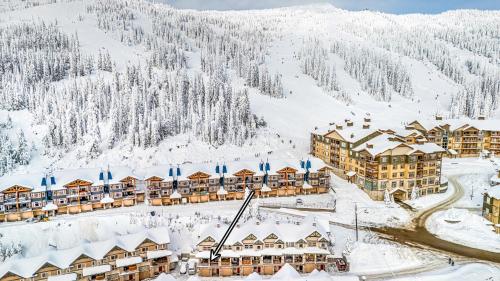 Treetop Getaway, Ski In and Out, Sleeps 10 in Big White, Canada
