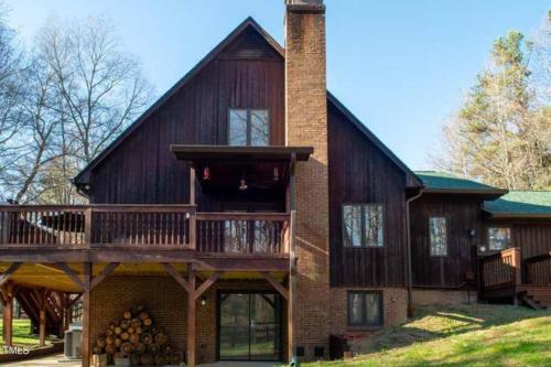 Whisper Chalet Reunions Groups 20 Plus Guests in แม็คลียส์วิลล์ (เอ็นซี)