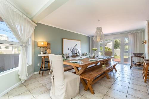 Beachfront Villa Sea Breeze Hout Bay Cape Town - image 12