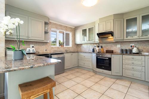 Beachfront Villa Sea Breeze Hout Bay Cape Town - image 14