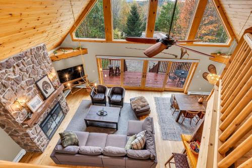 35 Hideaway - Mtn Views, Hot Tub, Game Room, Dogs Ok, 12 Mins to Sunday River, Bethel (photo 3)