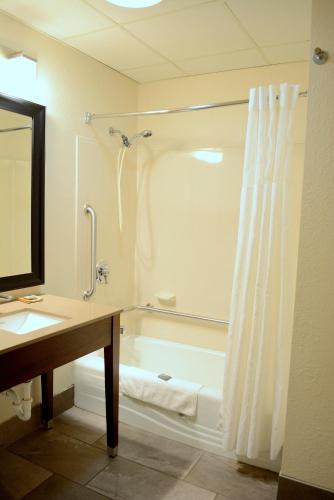 克林顿港乡村套房酒店