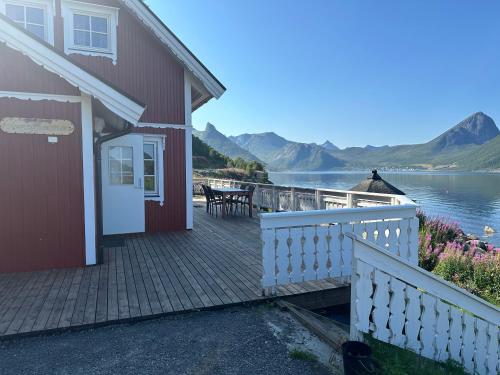 Фасада на хотела, Cozy house by the sea in Fjordgard