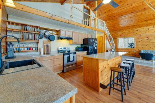 Oswegatchie River Cabin with Kayaks and Fire Pit! in แคนตัน