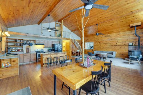 Oswegatchie River Cabin with Kayaks and Fire Pit! in แคนตัน