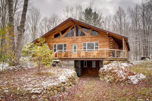 Oswegatchie River Cabin with Kayaks and Fire Pit! in แคนตัน